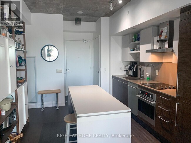 Photo du bâtiment - 1030 King St W