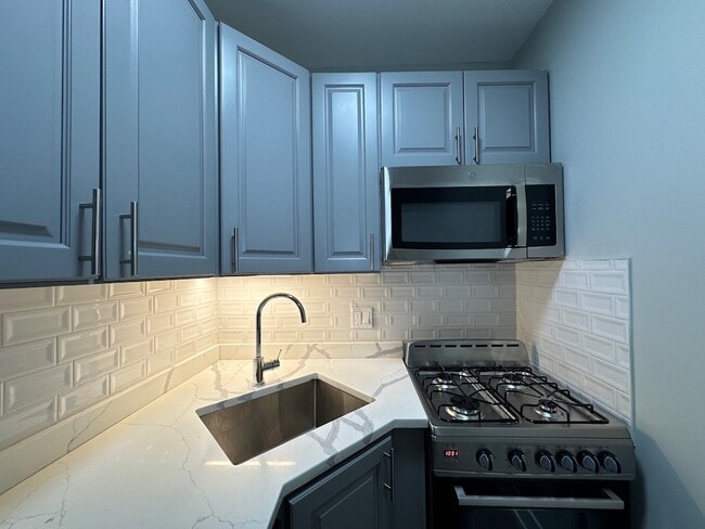 Building Photo - 510 W Belmont Ave