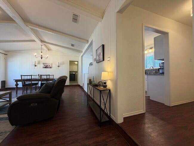 Foto del edificio - 8422 Gary Ave