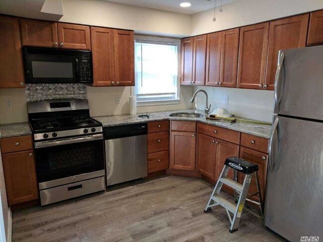 Building Photo - 19 Brower Pl