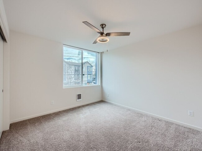 Building Photo - Modern 3bed/2bath Townhome in Rainer Valley Neighborhood!