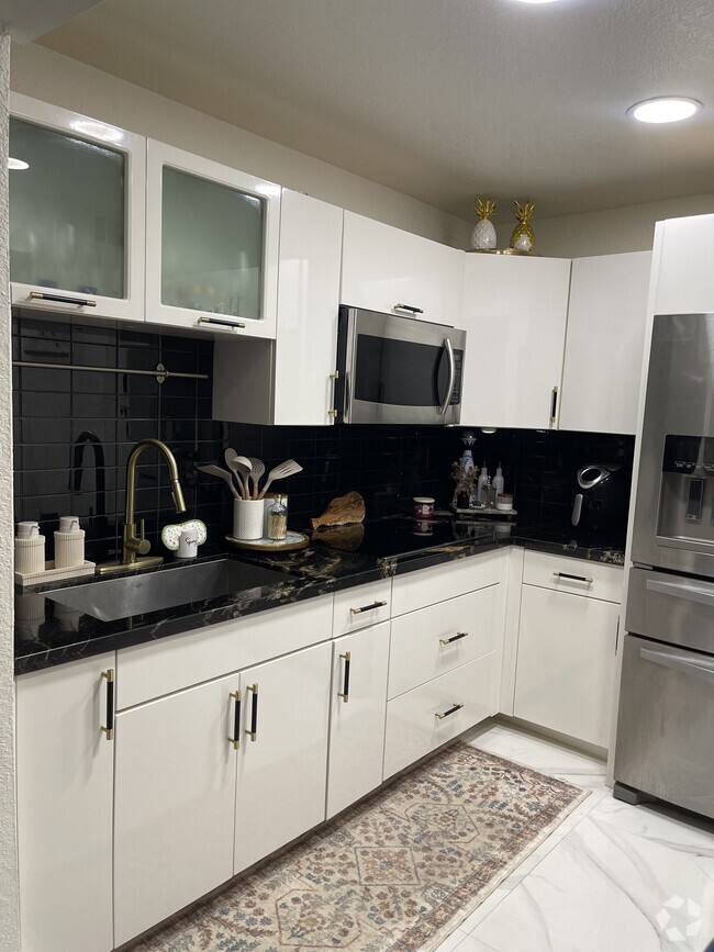 Building Photo - 7120 Fairway Dr