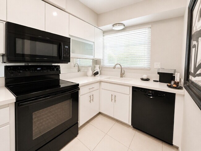 Foto del edificio - Meticulous Gulf front condo with unobstructed views of the clear blue water.