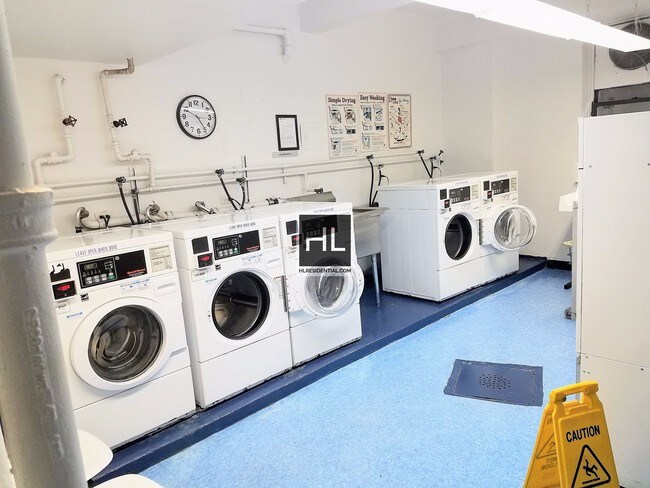 Foto del edificio - Nice 2 Bedroom on Crescent Street Astoria, NY