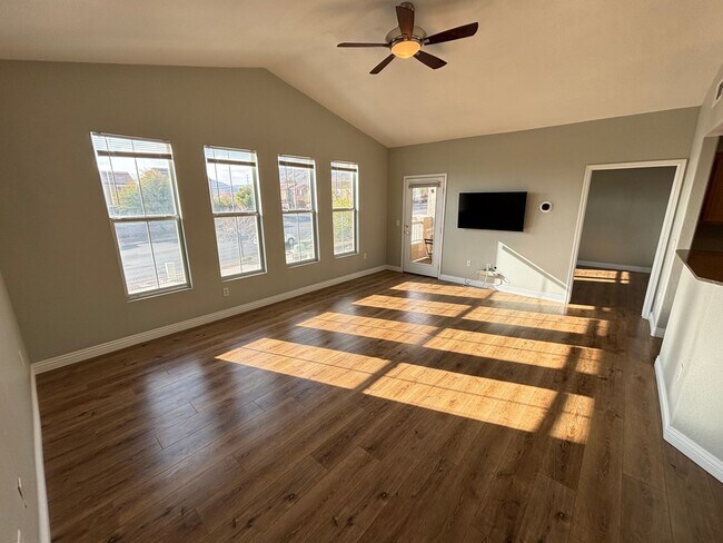 Foto del edificio - Gorgeous 2 BED / 2BATH Condo offering Mountain Views in the gated community of Chateau Versailles!