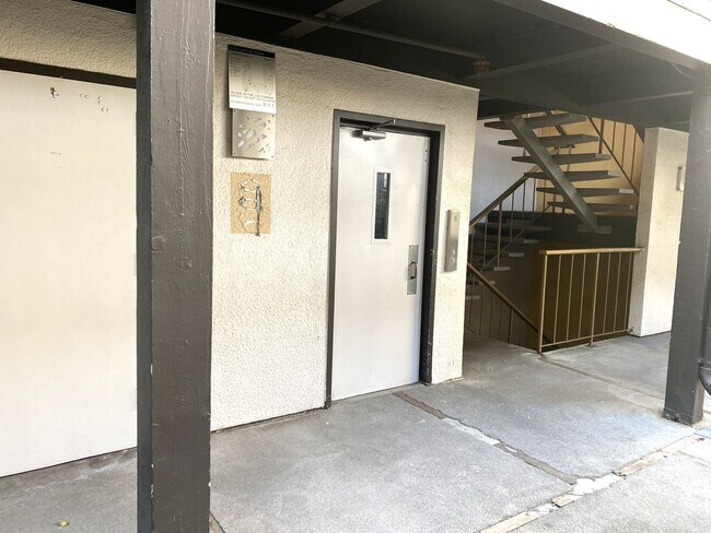 Building Photo - Nice Clean 1 bedroom & 1 bath Condo