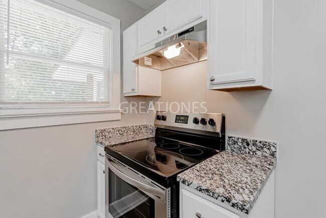 Building Photo - 1/2 Month Free with a Signed Lease by Sept...