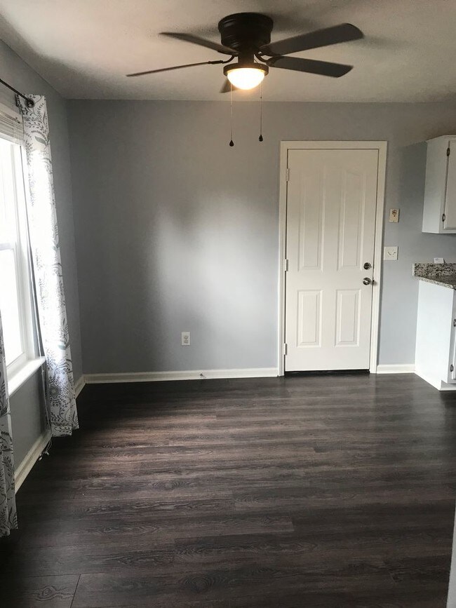 Building Photo - 215 Mallow Dr