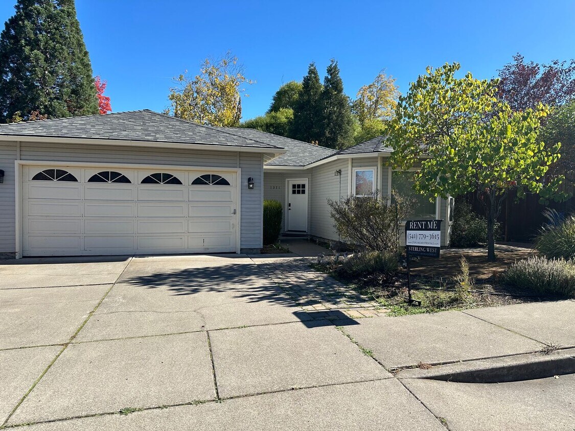 Foto principal - Charming 3 Bedroom, 2 Bath Home in Ashland!