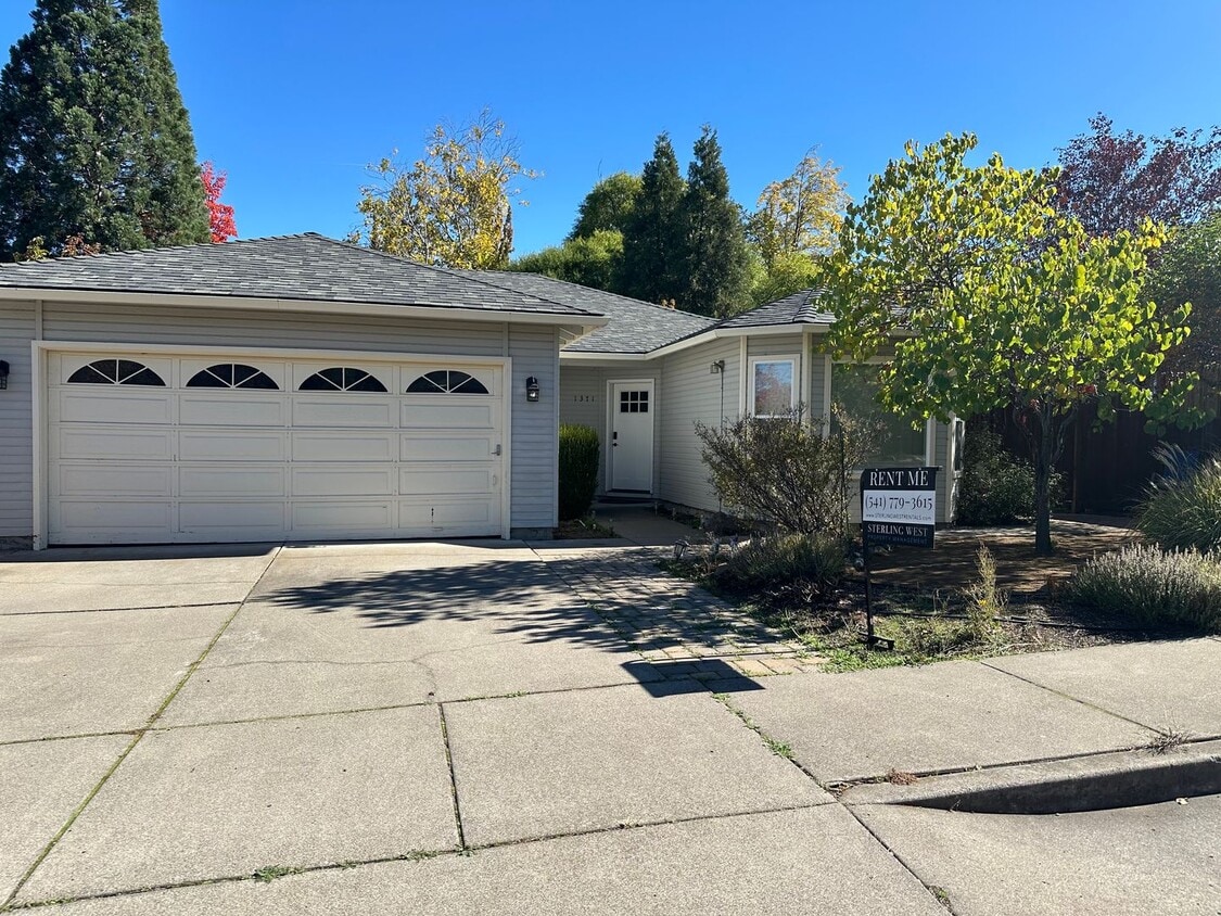 Primary Photo - Rent this Charming 3 Bedroom, 2 Bath Home in Ashland & get 1/2 off the first full month's rent!!