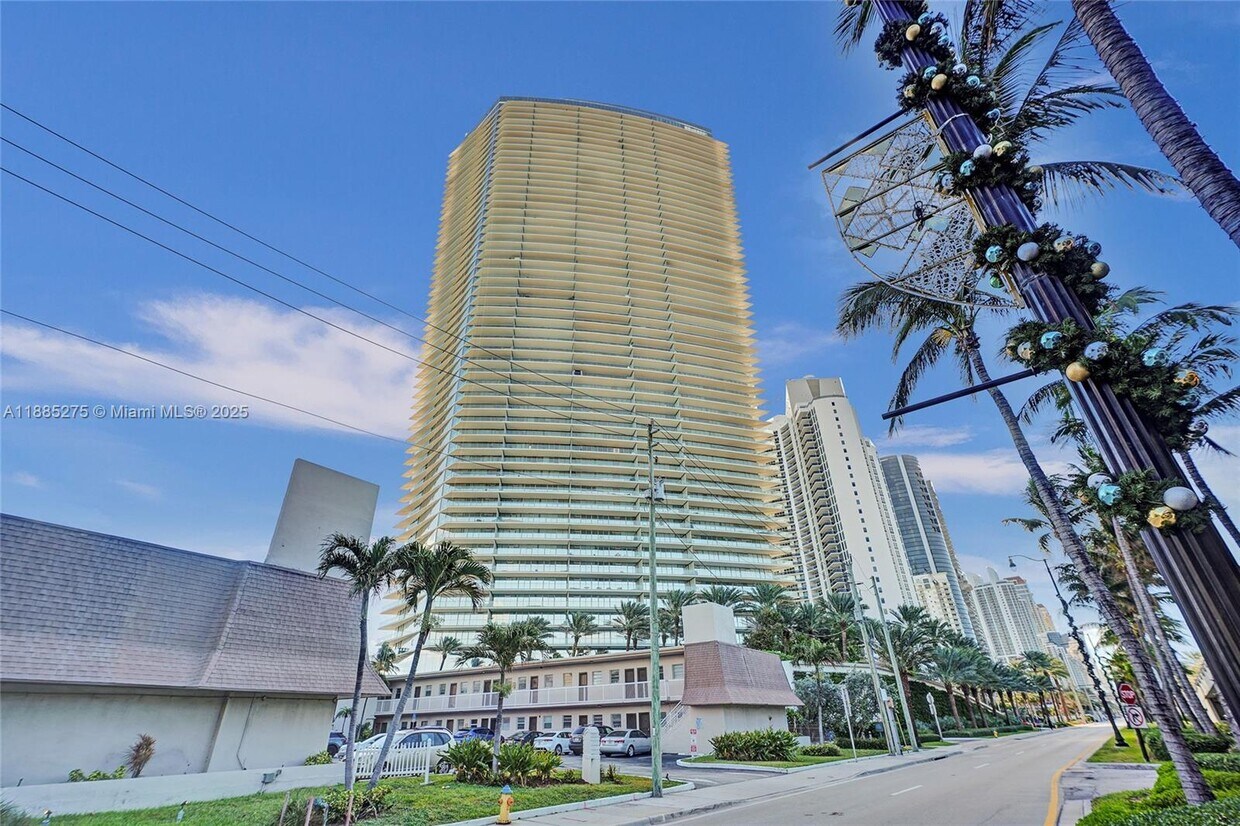 Foto principal - 18975 Collins Ave