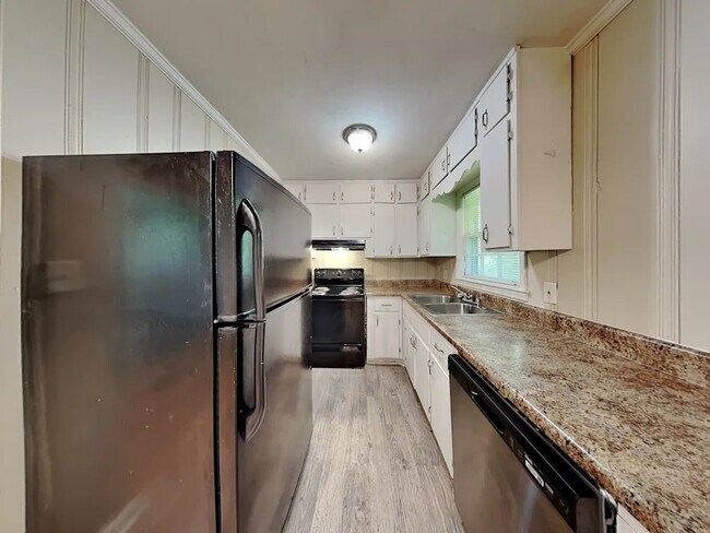 Building Photo - 4553 Wesley Dr