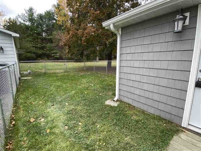 Building Photo - 1411 E Pine River Rd