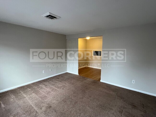 Building Photo - Spacious 2 Bedroom 1.5 Bath Townhome