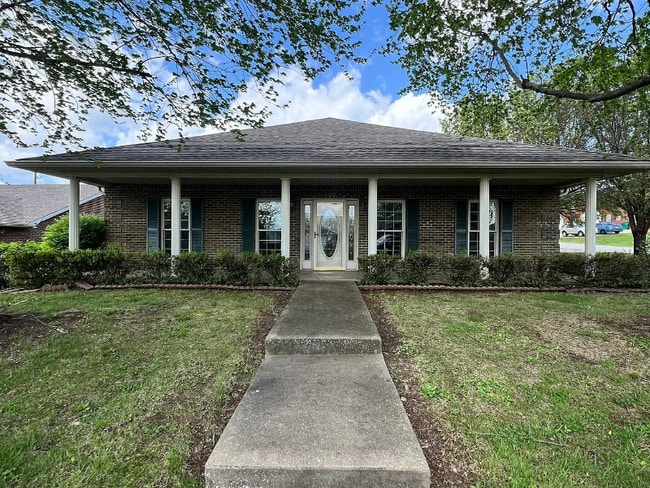 Building Photo - 300 Oaklawn Dr