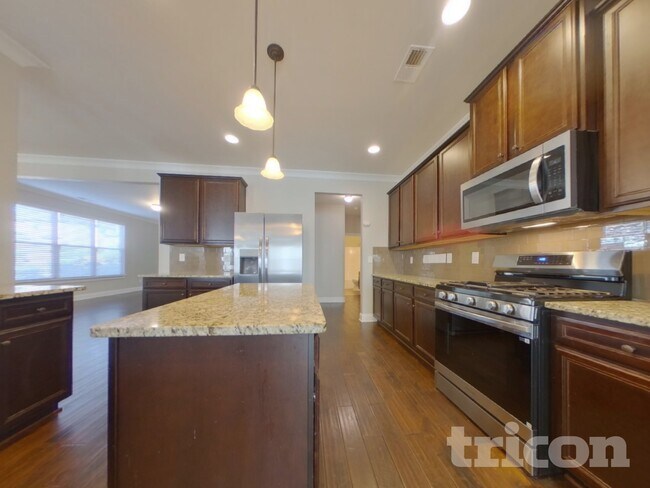 Building Photo - 910 Southfork Dr