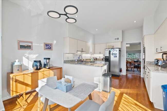 Foto del edificio - Beautiful End-Unit Townhome with Spacious Interior and Outdoor Living