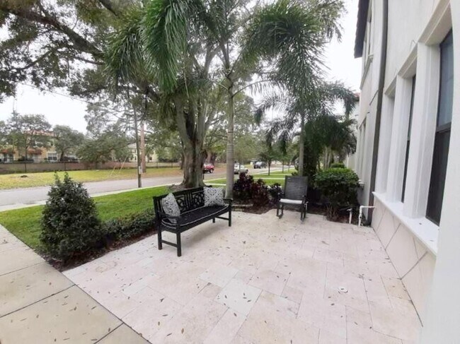 Foto del edificio - Gorgeous 3BR/2.5BA SOHO Townhome in Great ...