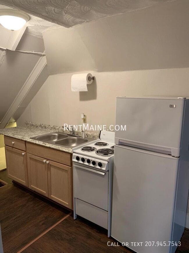 Building Photo - 204 Maple St