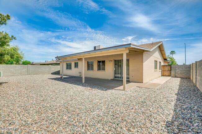 Foto del edificio - 10640 N 66th Ave