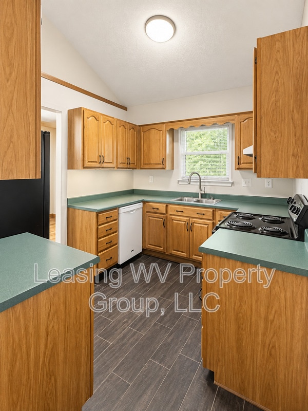 Building Photo - 2213 Avinell Dr