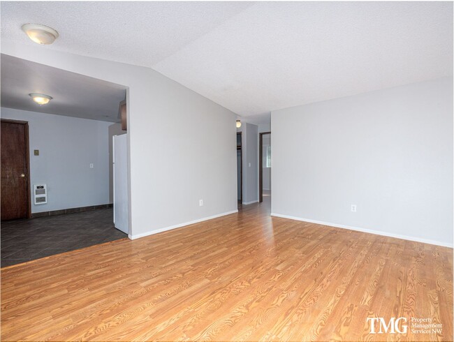Building Photo - Charming 2BD/1BA Duplex Near Vancouver Mal...