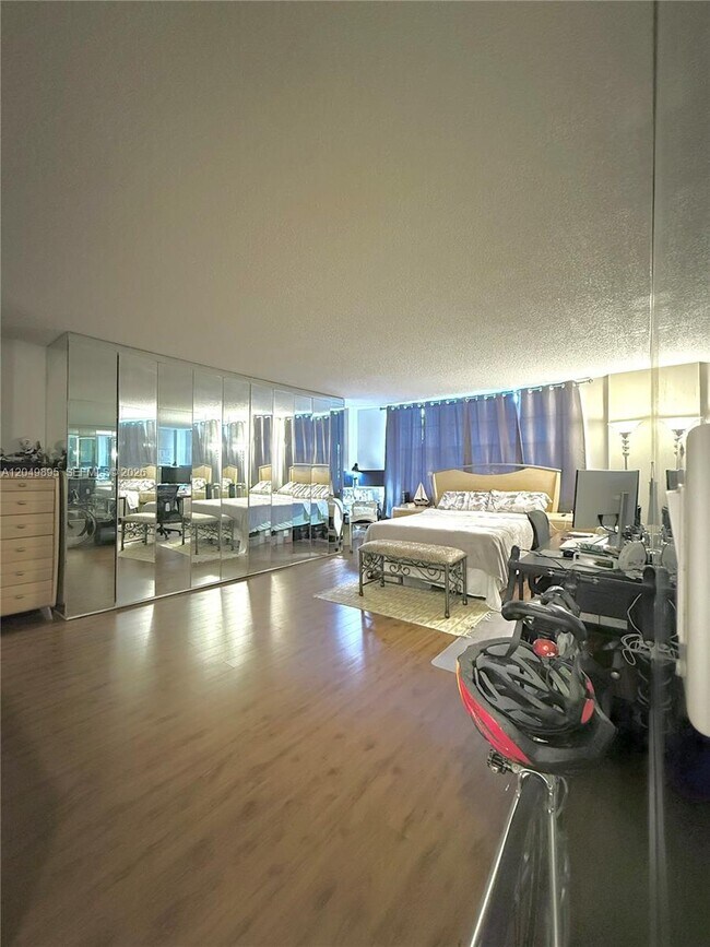 Foto del edificio - 10000 W Bay Harbor Dr
