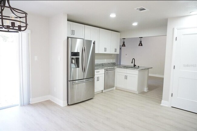 Foto del edificio - 7811 Bay Cedar Dr