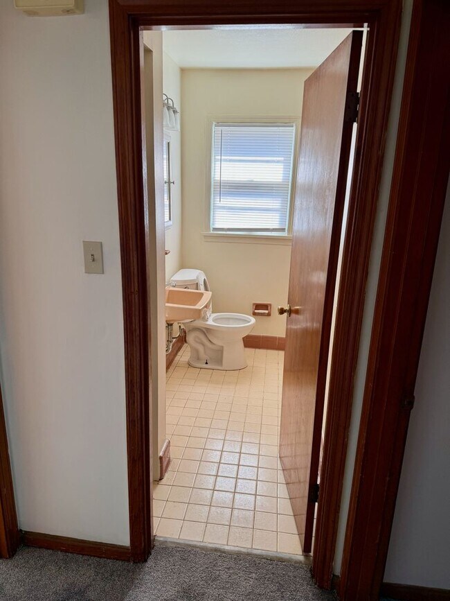 Building Photo - Spacious 2 Bedroom Apartment in Excellent Location