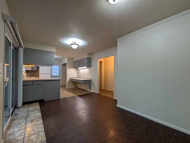 Building Photo - Great 3-Bedroom, 1-Bath Duplex In The Frie...