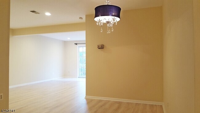 Foto del edificio - 141 Jamestown Rd