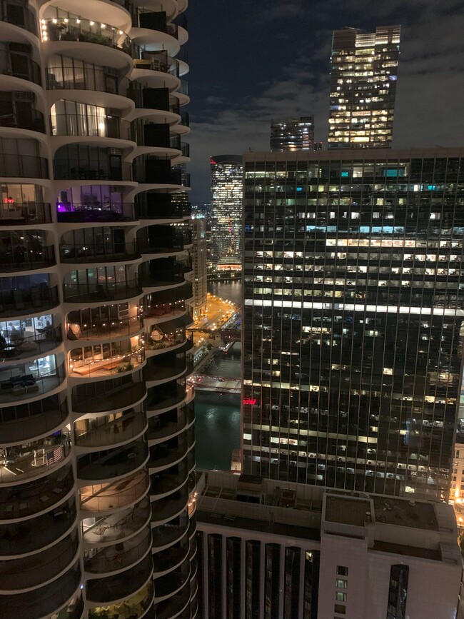 Foto del edificio - 300 N State St