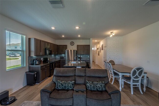 Foto del edificio - 3005 Suncoast Blend Dr