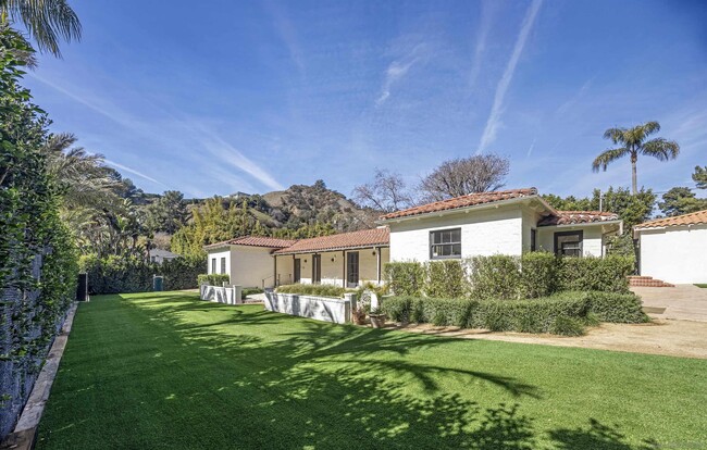 Foto del edificio - 1720 Coldwater Canyon Dr