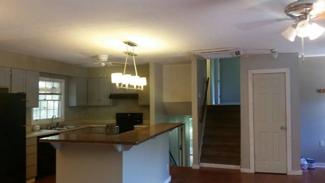 Building Photo - 318 N Country Club Dr