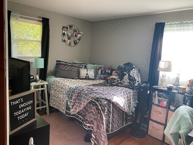 Building Photo - 608 Maple St