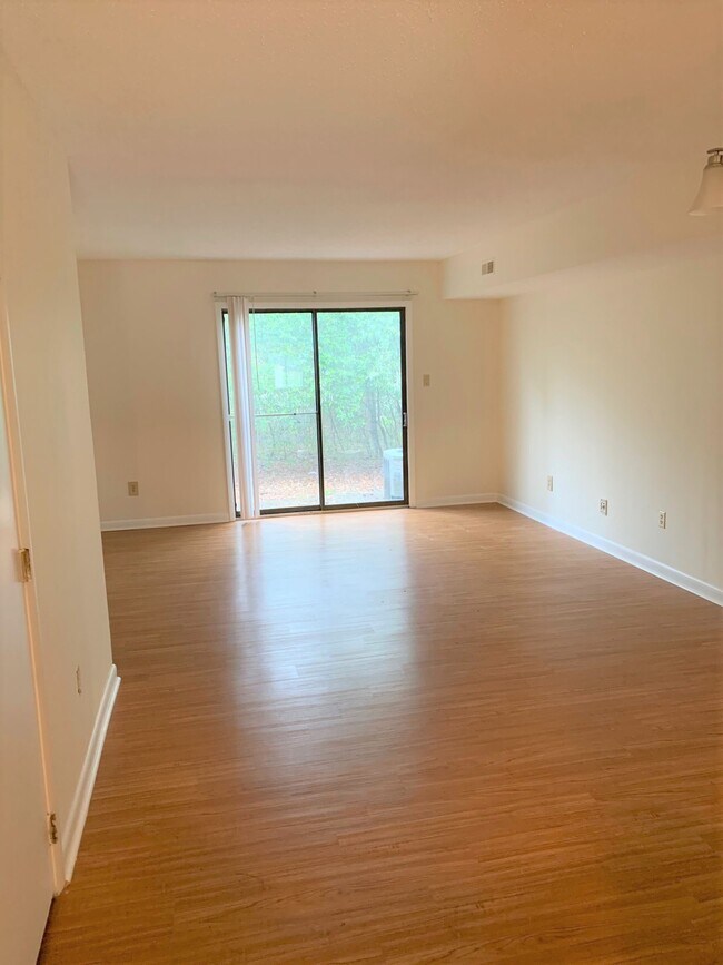 Foto del edificio - 2102 Spring Forest Rd