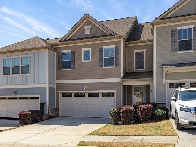 Foto del edificio - **MOVE IN SPECIAL! 50% off first month's rent!!** Spacious 4BR Townhouse with 2-Car Garage Near D...