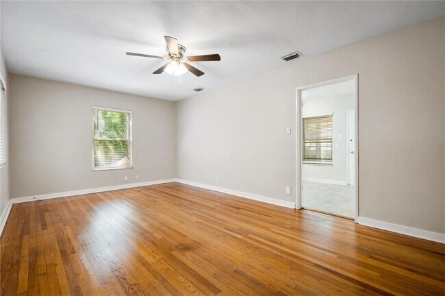 Foto del edificio - 321 Thornhill Cir