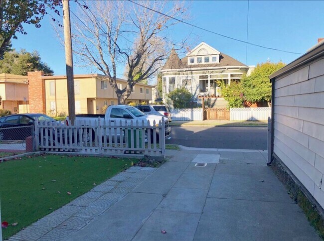 Building Photo - 2164 Alameda Ave - 2 bedroom | 1 bath | Lo...