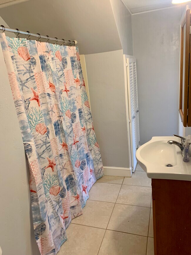Bathroom w/closet - 218 Walton St