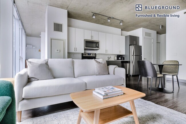 Foto del edificio - 215 W Lake St