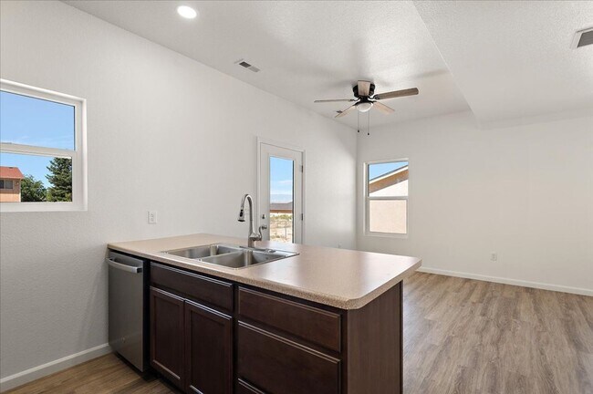 Foto del edificio - 250-252 W Acorn Dr