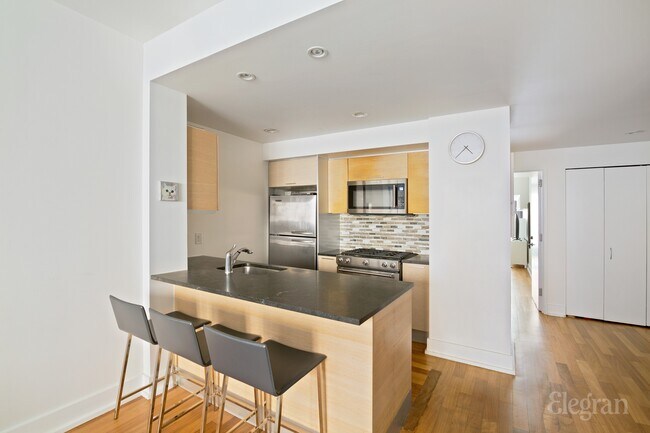 Building Photo - 350 W 42nd St