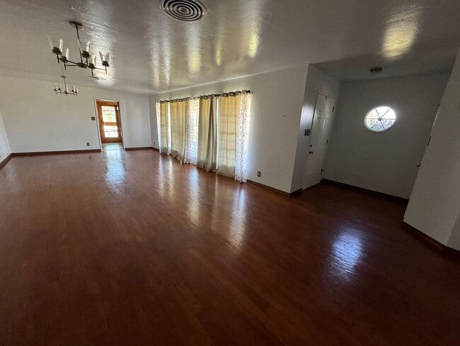 Foto del edificio - Country Estate Living at its BEST - 4 Bedrooms, 3 Bathrooms in Delano - Liberty One Real Estate G...