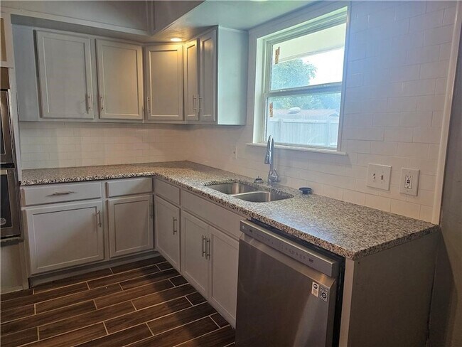 Building Photo - 2011 Pecan Dr