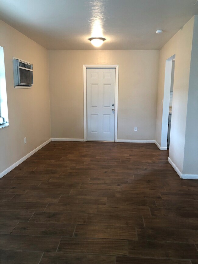 Building Photo - 2 Bed 1 Bath Home Pet Friendly