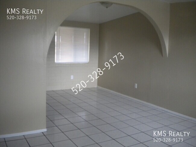 Building Photo - 4 Bedroom 2 Bath- 1711 E Canada Street- OW...