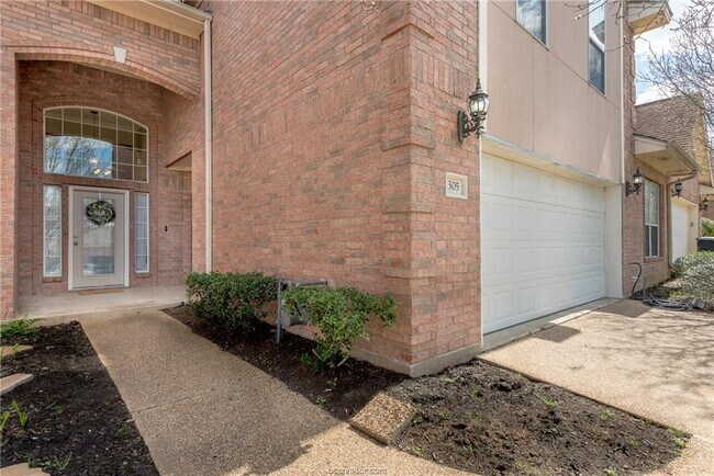 Building Photo - 305 Chimney Hill Dr