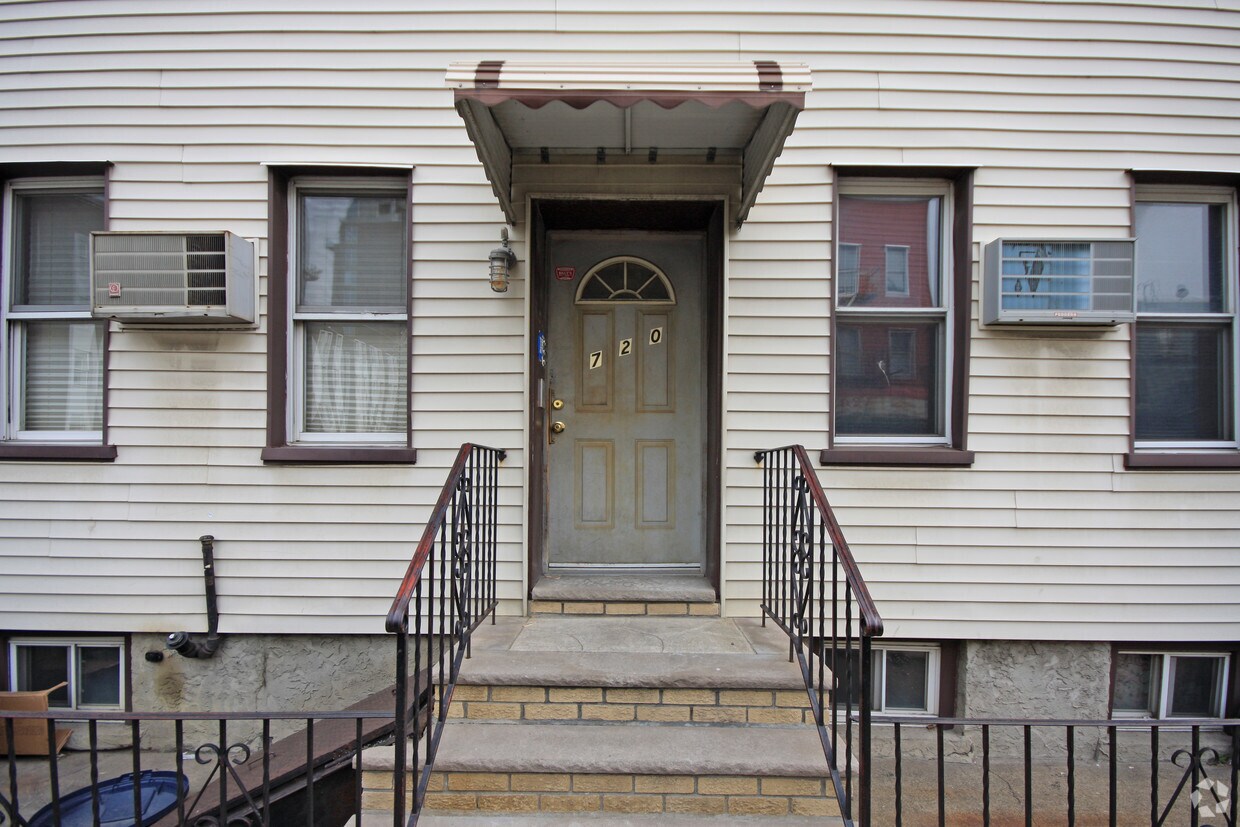 Building Photo - 720 Lorimer St